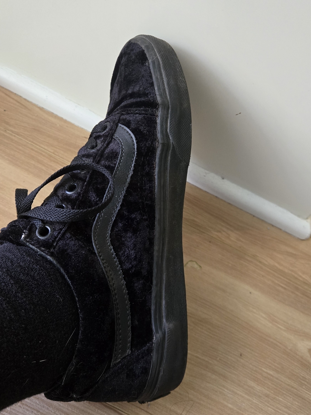 Vans Black Velvet Low-Top Men's Size 6 Or Women Size 7.5 Sneakers
